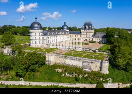 France, Indre, Berry, Valenray, Château de Valenray Park and Gardens, cour du château et jardin de la Duchesse au printemps (vue aérienne) // France Banque D'Images