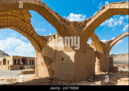 Ruines de bâtiments rituels près de Dakhmeh Zoroastrian Tower of Silence, Yazd, Iran Banque D'Images