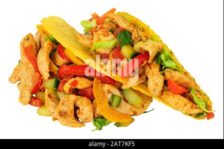 Tacos remplis de poulet et de légumes frits isolés sur fond blanc Banque D'Images