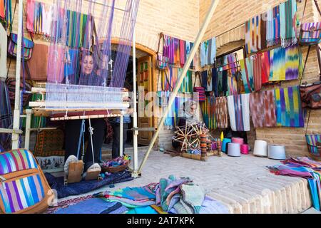 Femme iranienne tissant un tapis, Caravanserai, Meybod, province de Yazd, Iran Banque D'Images