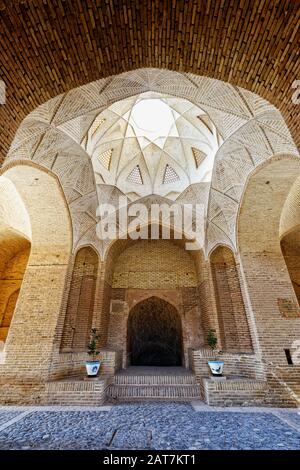 Entrée de la citerne à l'intérieur de la cacheuse du vent, Caravanserai, Meybod, province de Yazd, Iran Banque D'Images