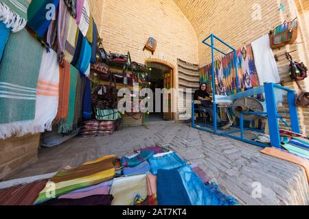 Femme iranienne tissant un tapis, Caravanserai, Meybod, province de Yazd, Iran Banque D'Images