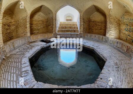 Citerne à l'intérieur d'un cachiste de vent, Caravanserai, Meybod, province de Yazd, Iran Banque D'Images