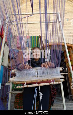 Femme iranienne tissant un tapis, Caravanserai, Meybod, province de Yazd, Iran Banque D'Images