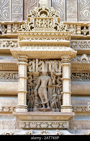 Sculptures sur les murs du temple de Lakshmana, du groupe des monuments de Khajuraho, de l'État de Madhya Pradesh, en Inde Banque D'Images