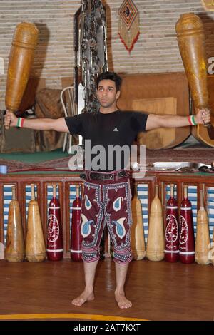 Koshti, cours traditionnel de formation rituelle pour guerriers dans le Yazd Zourkhaneh connu sous le nom de gymnase ou Maison de Force, Yazd, Iran Banque D'Images