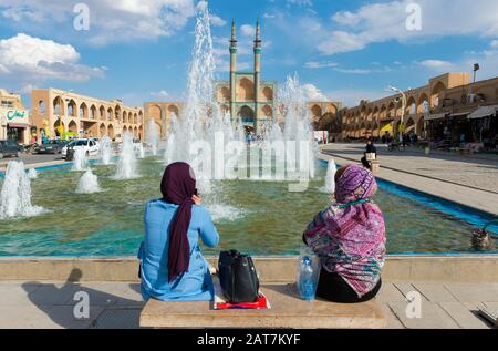 Des femmes iraniennes assis devant le complexe d'Amir Chaqmaq, Yzad, province de Yazd, Iran Banque D'Images