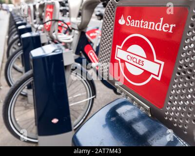 Cycles Santander. Détail détaillé de la marque sponsorisée visible sur le système de location de vélos partagé de Londres. Banque D'Images