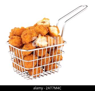 La crumb frite couvrait le popcorn de poulet dans un petit panier à friture isolé sur un fond blanc Banque D'Images