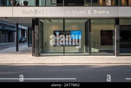 Milton Court, Guildhall School. L'entrée de la nouvelle salle de concert de la Guildhall School of Music and Drama au Barbican Center, Londres. Banque D'Images