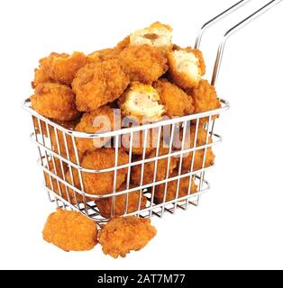 La crumb frite couvrait le popcorn de poulet dans un petit panier à friture isolé sur un fond blanc Banque D'Images