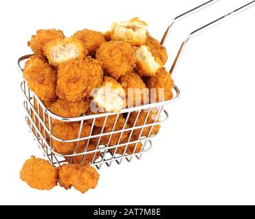 La crumb frite couvrait le popcorn de poulet dans un petit panier à friture isolé sur un fond blanc Banque D'Images