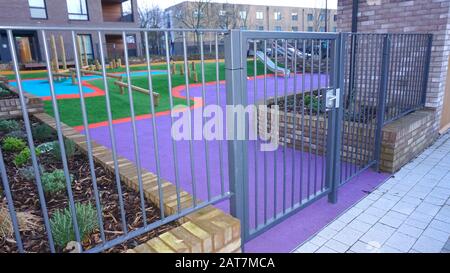 Belle aire de jeux sur logement récemment construit à Colindale, Londres Banque D'Images