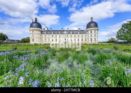 France, Indre, Berry, Valenray, Château de Valenray Park and Gardens, façade du château et Grande perspective, rond d'iris et de graminées bleutées Banque D'Images