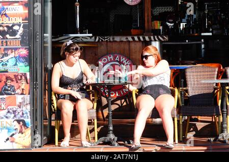 Benidorm, province d'Alicante, Espagne. 31 janvier 2020. Les touristes britanniques appréciant un verre au soleil le jour où le Royaume-Uni quitte l'Union européenne. Banque D'Images