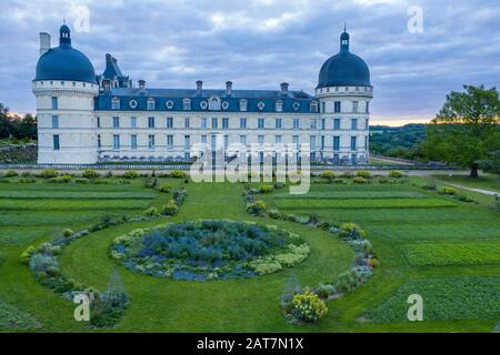 France, Indre, Berry, Valenray, Château de Valenray Park and Gardens, pelouse de la Grande perspective au printemps et façade du château (vue aérienne) // Fran Banque D'Images