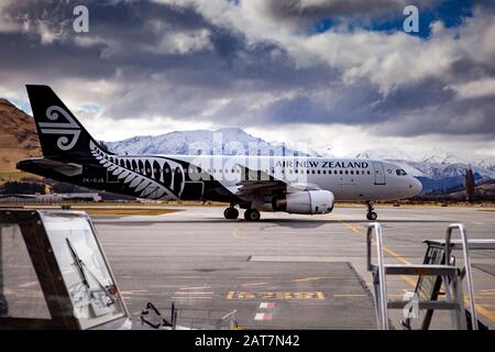 Queenstown Nouvelle Zelande - septembre6,2015 : Nouvelle-Zélande airline avion approche de départ de l'aéroport de Queenstown Banque D'Images