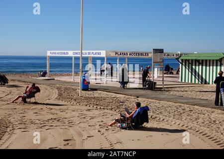 Benidorm, province d'Alicante, Espagne. 31 janvier 2020. Les touristes britanniques se détendent au soleil espagnol sur la plage et la promenade de Levante, bains de soleil. Banque D'Images