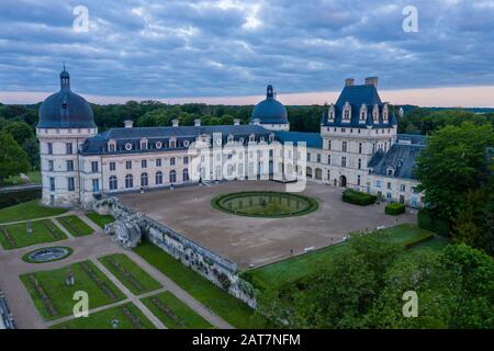 France, Indre, Berry, Valenray, Château de Valenray Park and Gardens, cour du château et jardin de la Duchesse au printemps (vue aérienne) // France Banque D'Images