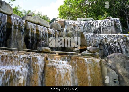 Chute d'eau dans une source minérale I Resort Spa à Nha Trang au Vietnam. 13 Janvier 2020 Banque D'Images