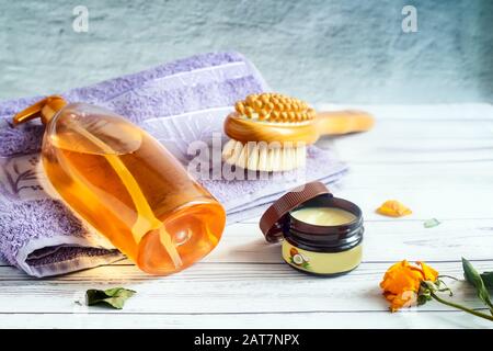 Shower gel, massage brush and skin cream. Banque D'Images