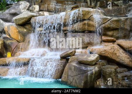 Chute d'eau dans une source minérale I Resort Spa à Nha Trang au Vietnam. 13 Janvier 2020 Banque D'Images