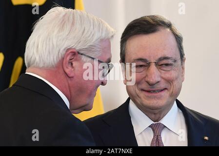 31 janvier 2020, Berlin: Frank-Walter Steinmeier (SPD, l), président fédéral, attribue la Croix fédérale du mérite à Mario Draghi, ancien président de la Banque centrale européenne (BCE). Photo: Britta Pedersen/dpa-Zentralbild/dpa Banque D'Images