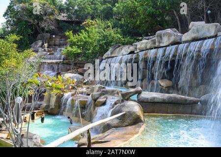 Chute d'eau dans une source minérale I Resort Spa à Nha Trang au Vietnam. 13 Janvier 2020 Banque D'Images