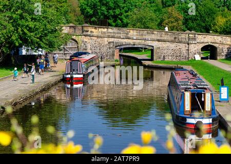 Des bateaux-canaux profitant du soleil d'été, Pontcysyllatte Aqueduct, Pays de Galles Banque D'Images