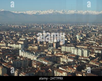Vue aérienne de la ville de Turin, en Italie avec la chaîne de montagnes des Alpes en arrière-plan Banque D'Images