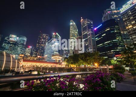 Singapour. Janvier 2020. Vue nocturne de Marina Bay avec gratte-ciel en arrière-plan Banque D'Images