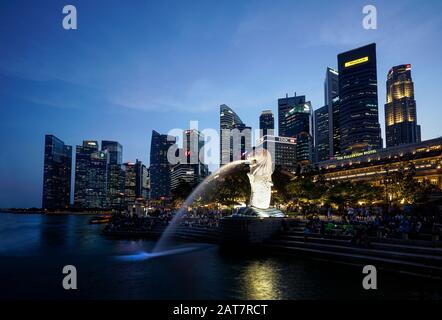 Singapour. Janvier 2020. La fontaine du Merlion, est la mascotte officielle de Singapour, représentée comme une créature mythique avec la tête du lion et le corps Banque D'Images