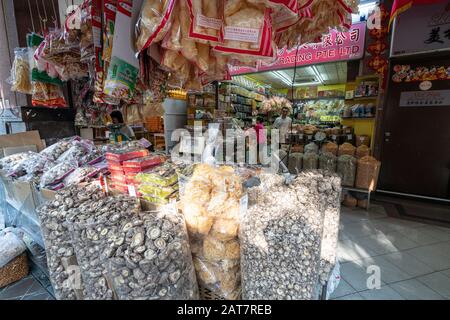 Singapour. Janvier 2020. Magasin de poissons secs typique dans les rues de Chinatown Banque D'Images