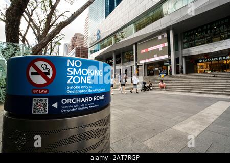 Singapour. Janvier 2020. Le panneau zone non fumeur dans Orchard Road Banque D'Images