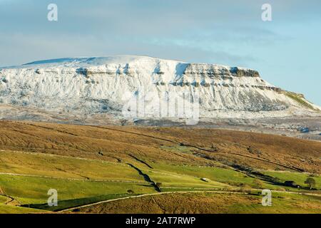 Pen-y-gand recouvert de neige, Yorkshire Dales National Park, North Yorkshire, Angleterre Banque D'Images