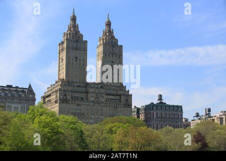 New York - 12 novembre 2019 : l'Eldorado près du parc central. Il fait partie du quartier historique de Central Park West à New york Banque D'Images