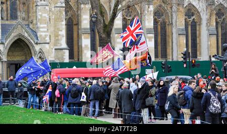 Londres Royaume-Uni 31 janvier 2020 - les partisans du Brexit Pro et les partisans anti-Brexit se mélangent ensemble sur la place du Parlement Londres alors que la Grande-Bretagne se prépare à quitter l'UE à 23 heures plus tard ce soir 47 ans après son adhésion : crédit Simon Dack / Alay Live News Banque D'Images