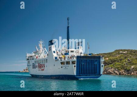 Mme Ichnusa, ferry BluNavy en provenance de Bonifacio, Corse, France, se déplaçant en arrière vers la moor au terminal de Santa Teresa di Gallura, Sardaigne, Italie Banque D'Images