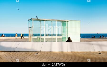 Barcelone, ESPAGNE - 18 JANVIER 2020: Quelques personnes marchant par la promenade du Passeig del Nou Trencaones dans le port de Barcelone, Espagne, en hiver Banque D'Images