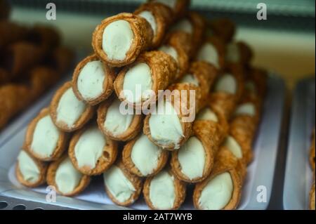 Dessert italien doux, pile de pâte de cannoli remplie de fromage à la crème ricotta près Banque D'Images