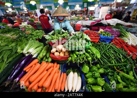 Haikou, Province De Hainan En Chine. 31 janvier 2020. Un vendeur organise des légumes sur un marché à Haikou, dans la province de Hainan, en Chine méridionale, le 31 janvier 2020. L'offre de produits de première nécessité quotidiens est restée stable dans les grandes villes chinoises, tandis que les autorités ont intensifié leurs efforts pour assurer un approvisionnement continu et des prix stables au milieu de la nouvelle flambée de coronavirus. Crédit: Guo Cheng/Xinhua/Alay Live News Banque D'Images