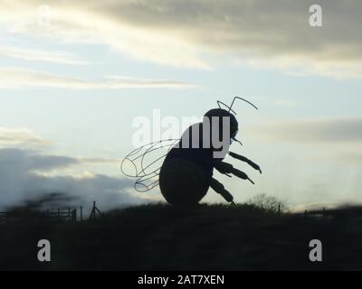 une silhouette de sculpture d'abeilles géante Banque D'Images