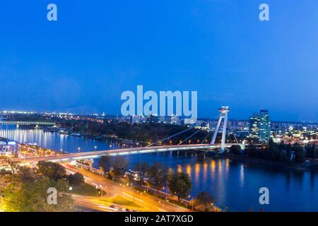 Vue aérienne du Danube et du pont SNP (également appelé Nouveau pont et pont OVNI) au centre de Bratislava, Slovaquie Banque D'Images