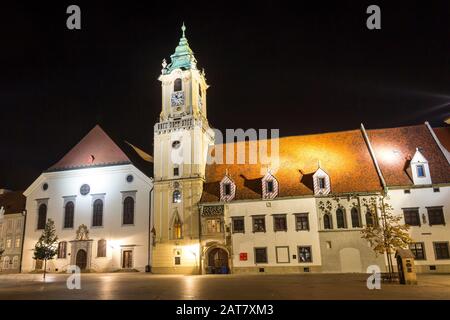 Ancienne mairie (Stara radnica) et église jésuite sur la place principale (Hlavne namestie) de Bratislava la nuit, Slovaquie Banque D'Images