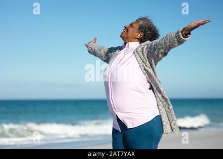 Vieille femme souriante à la plage Banque D'Images