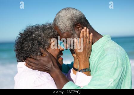 Un vieux couple amoureux de la plage Banque D'Images