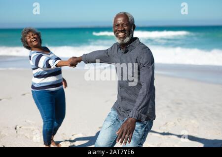 Un vieux couple s'amuser à la plage Banque D'Images