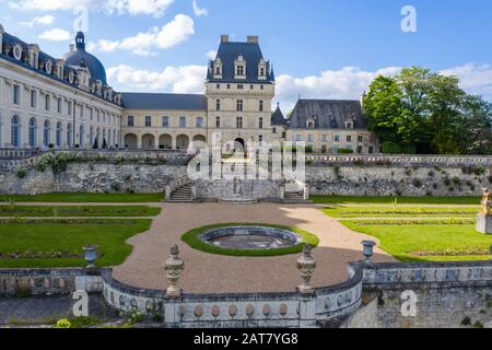 France, Indre, Berry, Valenray, Château de Valenray Park and Gardens, cour du château et jardin de la Duchesse au printemps (vue aérienne) // France Banque D'Images