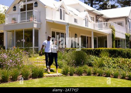 Jeune couple marchant dans le jardin Banque D'Images