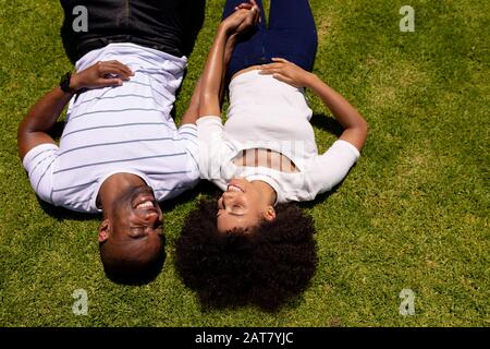 Joyeux couple Jeune se relaxant dans le jardin Banque D'Images